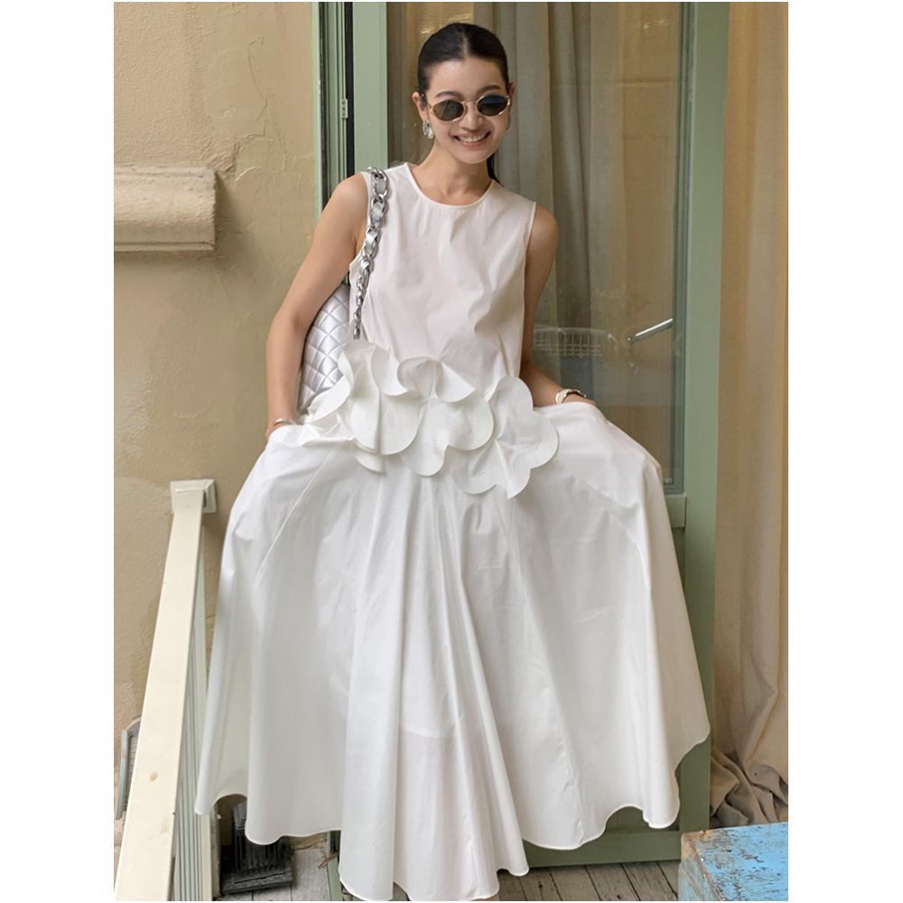 This year s trendy and stylish summer outfits for women include a super cute white sleeveless 3D floral vest and skirt image 2
