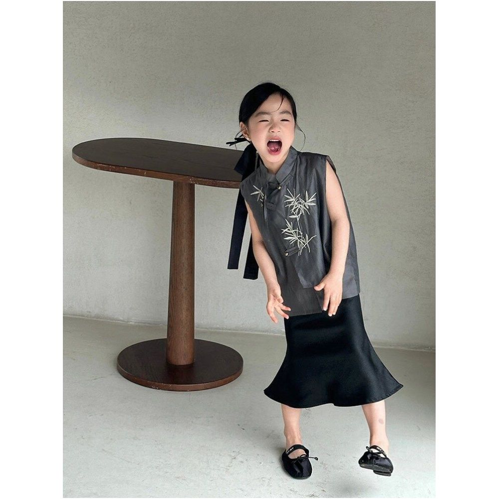 Girls new Chinese style Hanfu set children s embroidered top black half body long skirt girls Tang style two piece set image 4