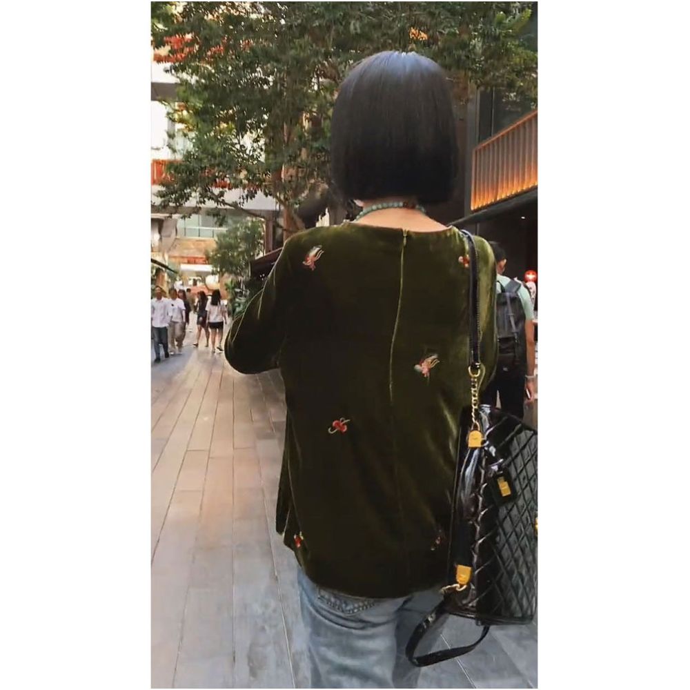 This year s popular trend is a beautiful new Chinese style retro Chinese style top with a high end feel paired with a printed gold velvet contrasting shirt for women image 5