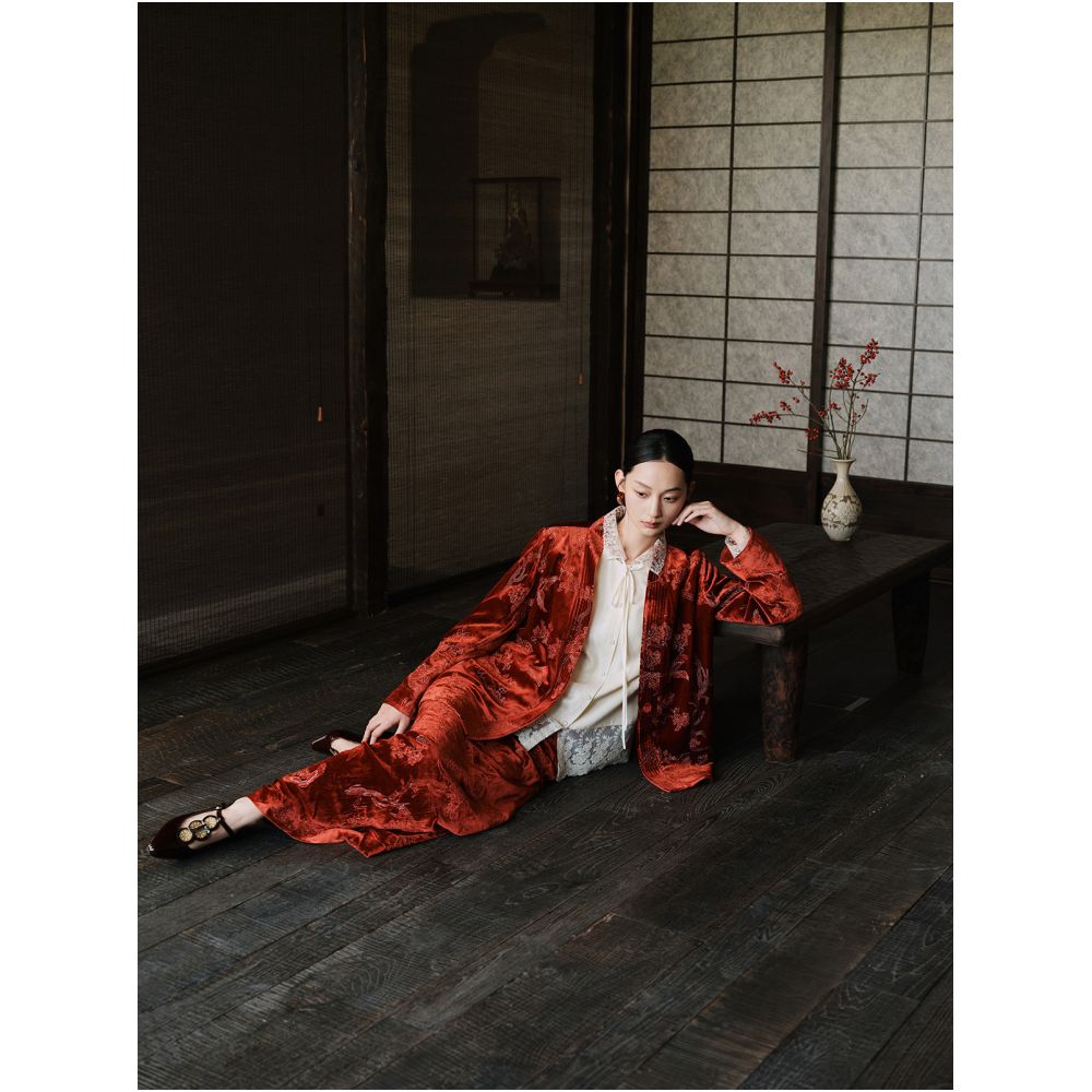 Nian Twelve will drink embroider silk velvet red micro fish tail long skirt with slits and create a new Chinese style half skirt image 3