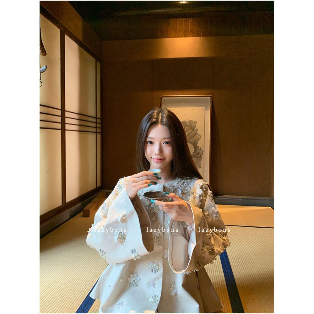 New Chinese style short jacket for women in autumn and winter light luxury high end and luxurious exuding the temperament of a noblewoman Heavy duty beaded embroidered cloak with Chinese style embroid image 0