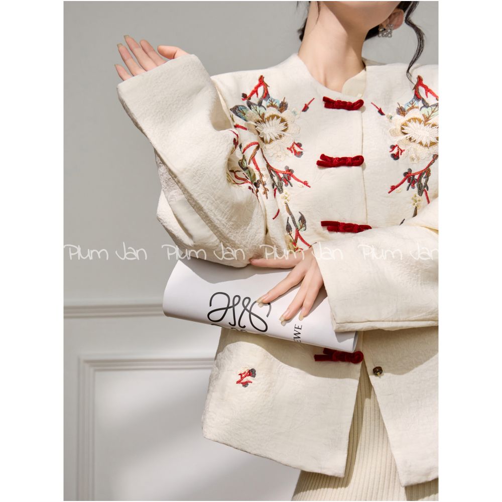 Plum Jan Heavy Industry Embroidered New Chinese Style Pan Button Short Top for Women Great Looking Winter Thick Coat image 3