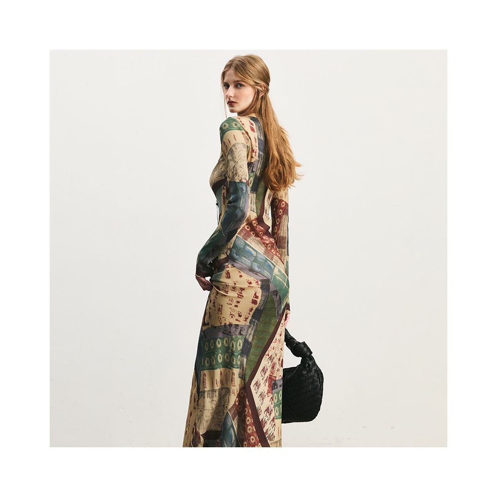 Differentiate from the market version with a 100 vintage silk style deep V waist mulberry silk printed dress and vacation long skirt image 2