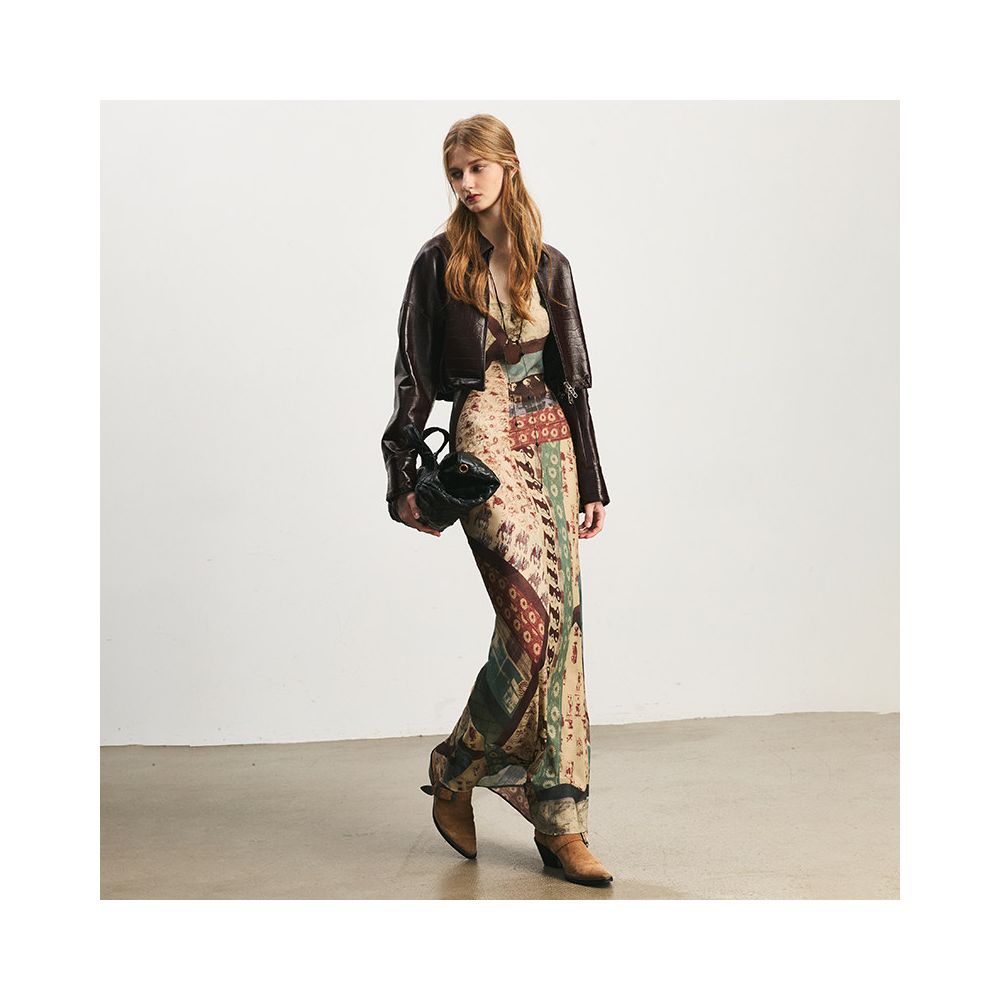 Differentiate from the market version with a 100 vintage silk style deep V waist mulberry silk printed dress and vacation long skirt image 4