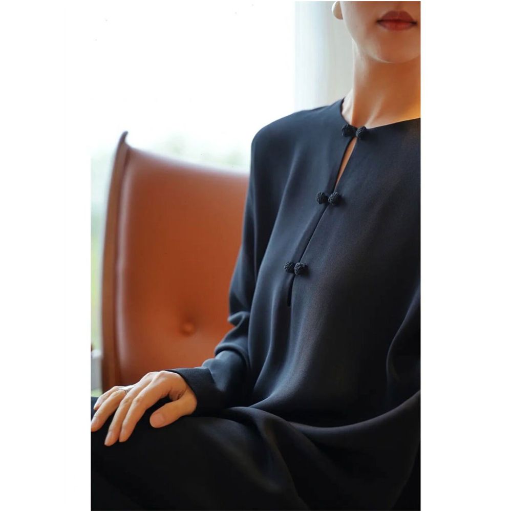 Light luxury socialite cold style high end sense niche design new Chinese style black temperament slimming and explosive street dress autumn image 0