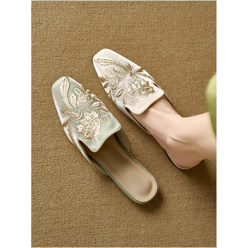 Corso Venezia Italian style New Chinese embroidered closed toe slippers elegant flat sandals with a Chinese aesthetic image 1