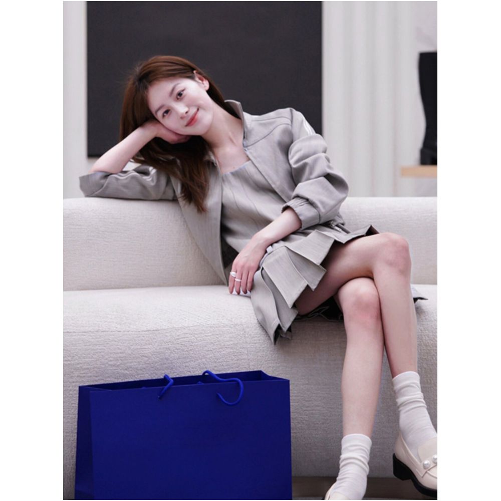Elegant and unique women s dress 2024 summer light luxury design waist cinching and slimming pleated suspender skirt two piece set image 3