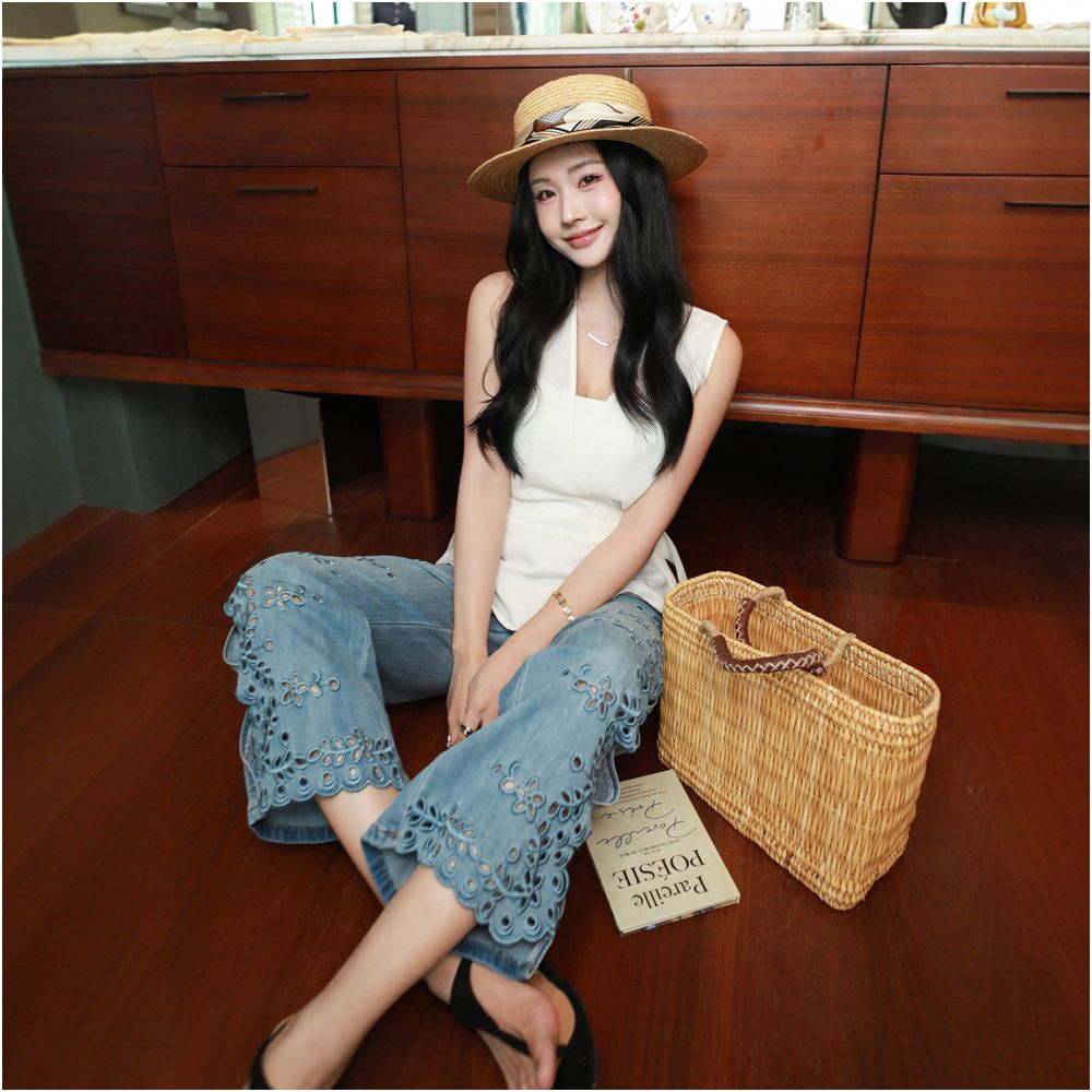 ASAYA7252 – Floral Eyelet Denim Pants 🌸🩵