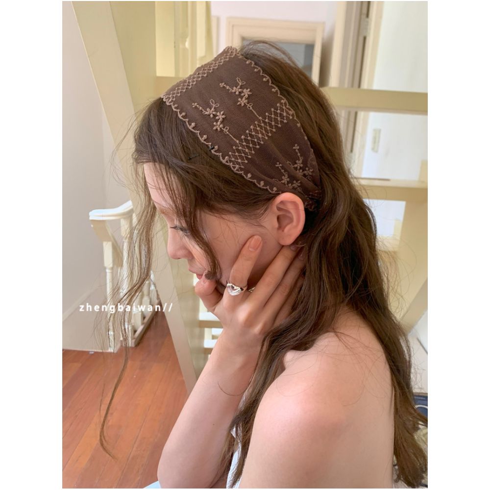 Zheng Baiwan s niche design features layered lace ribbon scarves that are fashionable versatile and easy to match perfect for clavicle neckbands and trendy women image 0