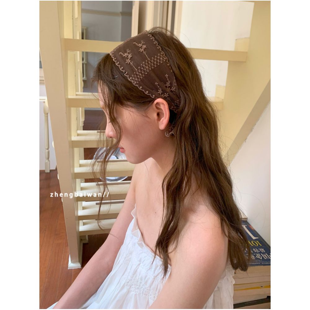 Zheng Baiwan s niche design features layered lace ribbon scarves that are fashionable versatile and easy to match perfect for clavicle neckbands and trendy women image 3