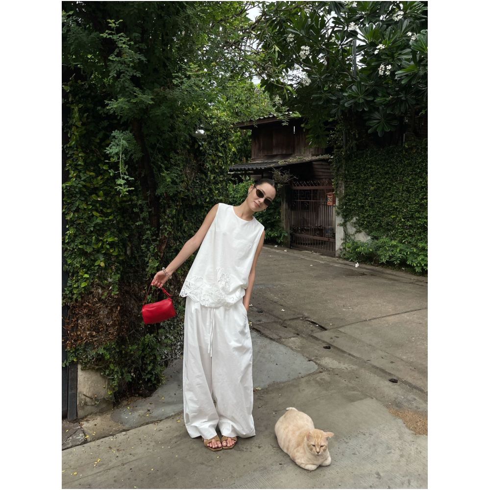 PURITY YR Niche Minimalist Design White Embroidered Zipper Loose fitting Sleeveless Top for Women image 0