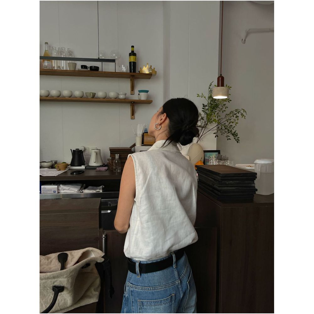 PURITY YH Niche Minimalist White Design with Deep V Neck Polo Collar Stylish and High End Sleeveless Vest for Women image 1