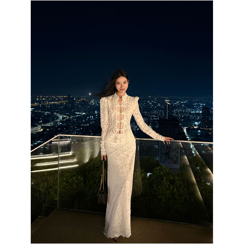 Rosie s slightly stretchy white lace trimmed A line mid waisted fashionable European and American style versatile skirt image 0