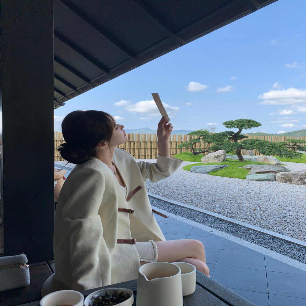 In stock CHICYOU loose old money woven textured suit milk white leather buckle suit jacket for women image 1