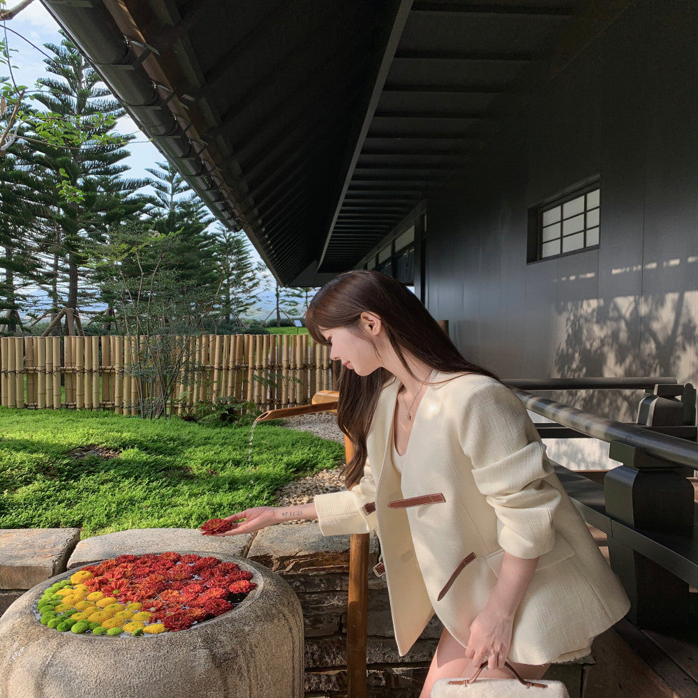 In stock CHICYOU loose old money woven textured suit milk white leather buckle suit jacket for women image 2