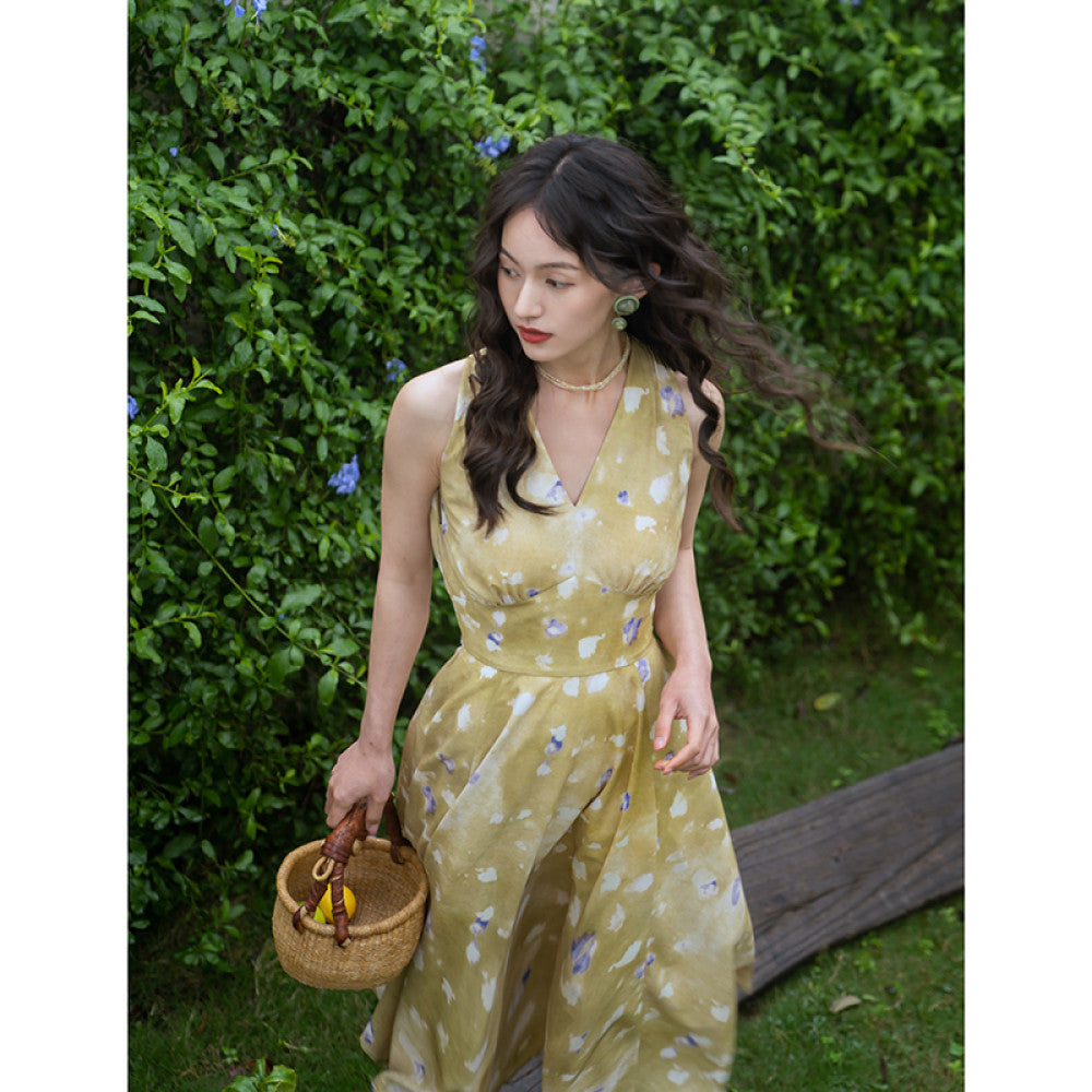 Ching s French retro Marilyn style sleeveless dress with a small exposed back and high waist to show off weight V neck chest cushion style floral skirt image 10