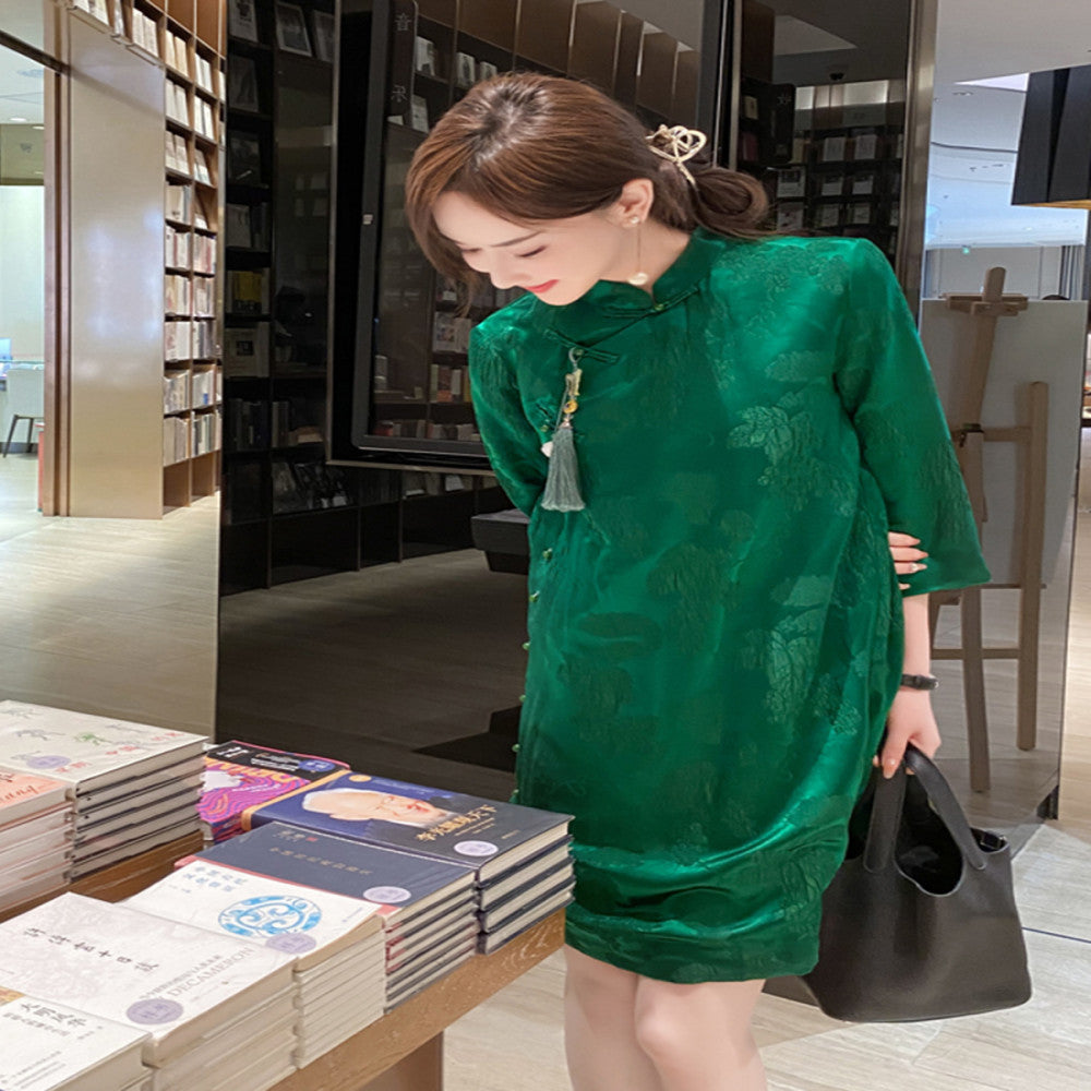 Fashionable new Chinese style improved cheongsam dress for women in autumn 2025 with three quarter sleeves that make them look slimmer and emerald green silk dress image 13