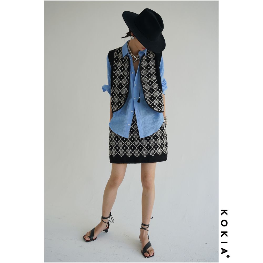 KOKIA Spot Celebrity Same Style Mix and Match King Carving Ethnic Style Heavy Industry Embroidery Curved Bottom Ultra Short Vest image 2