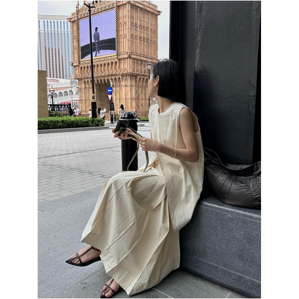 Amidst the surging clouds there is a sense of layering and a heavy deconstruction of the pleated skirt The cool and Zen style suit comes with artistic ties and a vest image 2