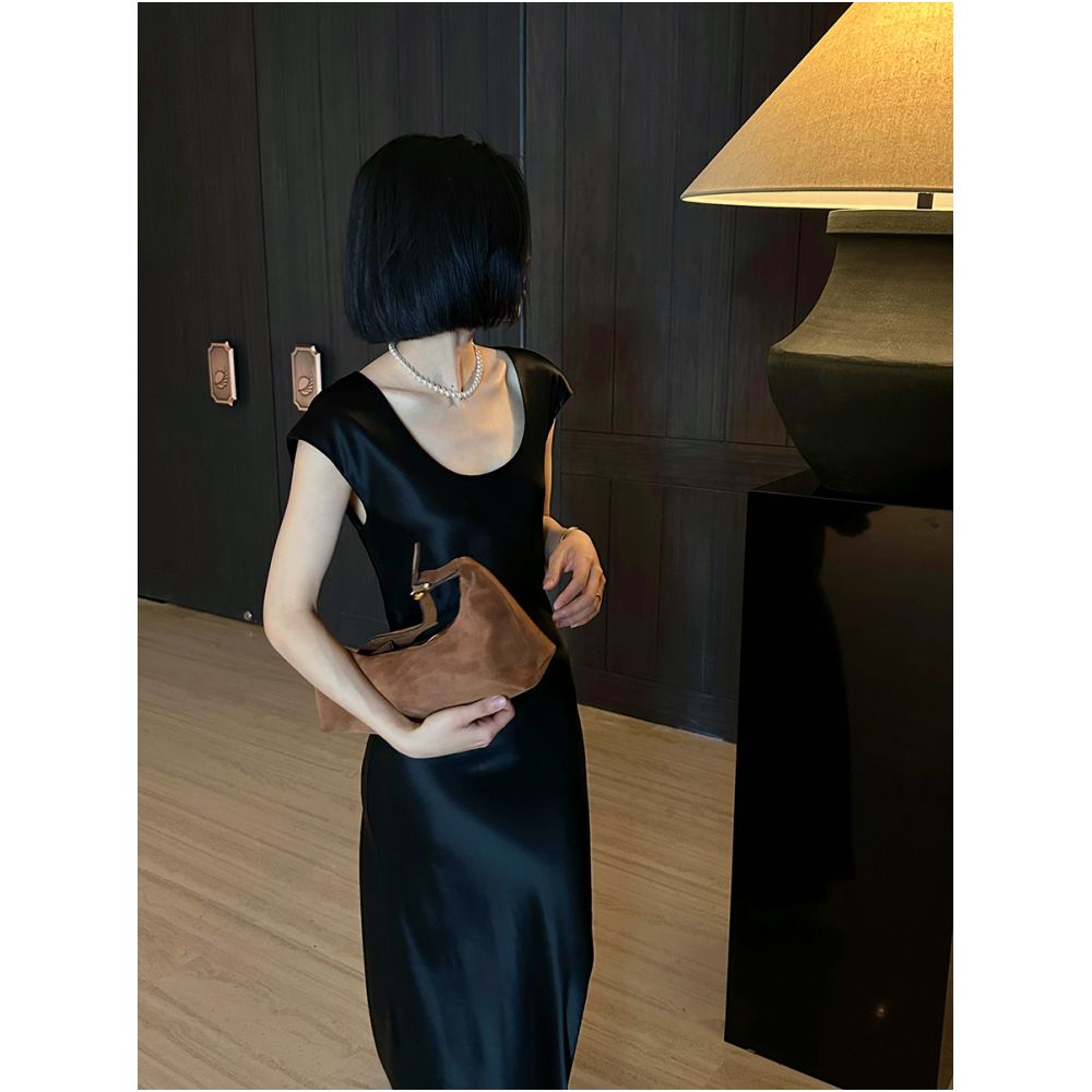 Romantic daily Nordic small shoulder vinegar satin dress exquisite hourglass fish tail skirt light luxury pearl dress image 2