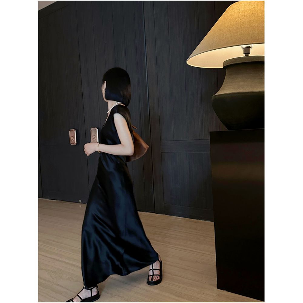Romantic daily Nordic small shoulder vinegar satin dress exquisite hourglass fish tail skirt light luxury pearl dress image 4