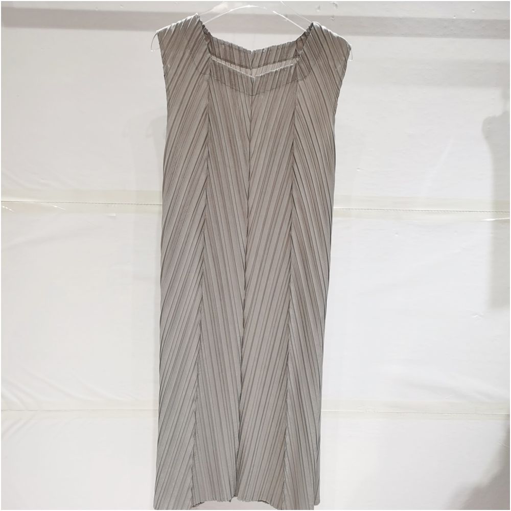 Asaya2076 : Miyake drape pleated round neck skirt