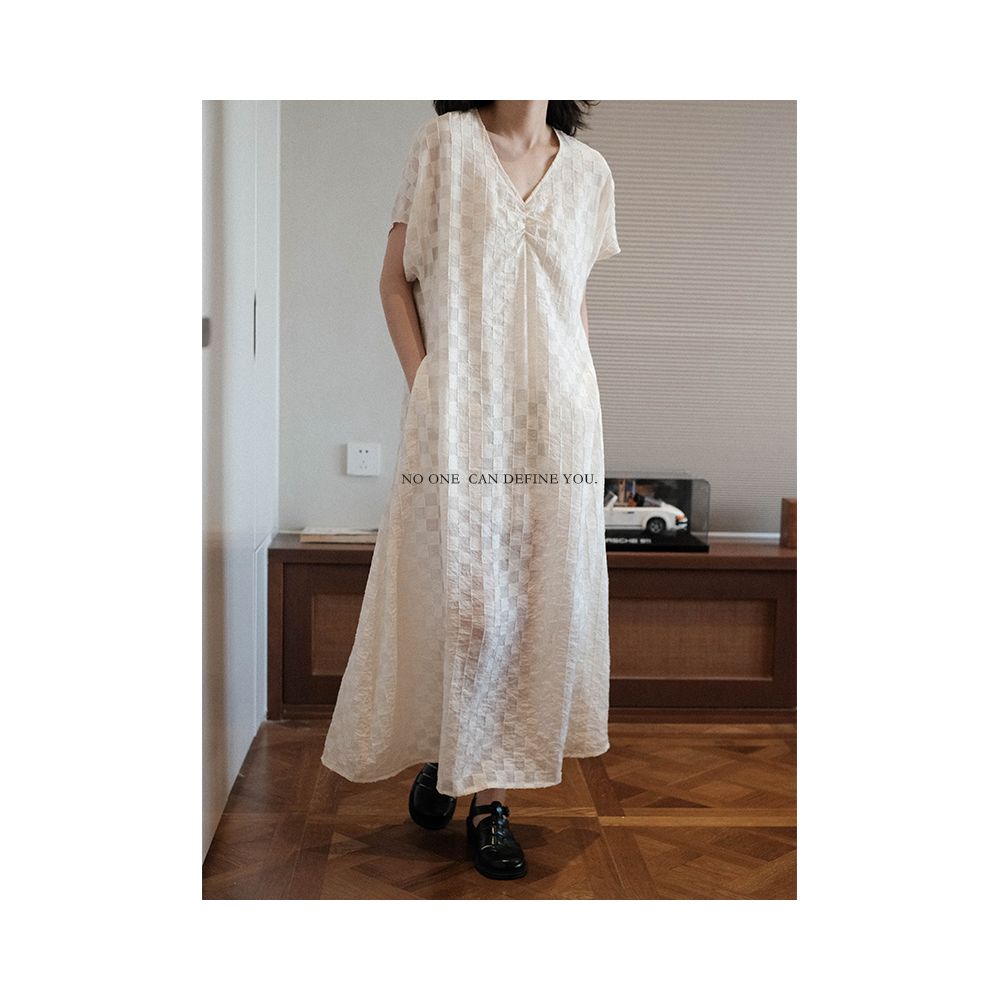 With her original niche design French retro simple V neck lazy shirt loose short sleeved knee length dress image 8