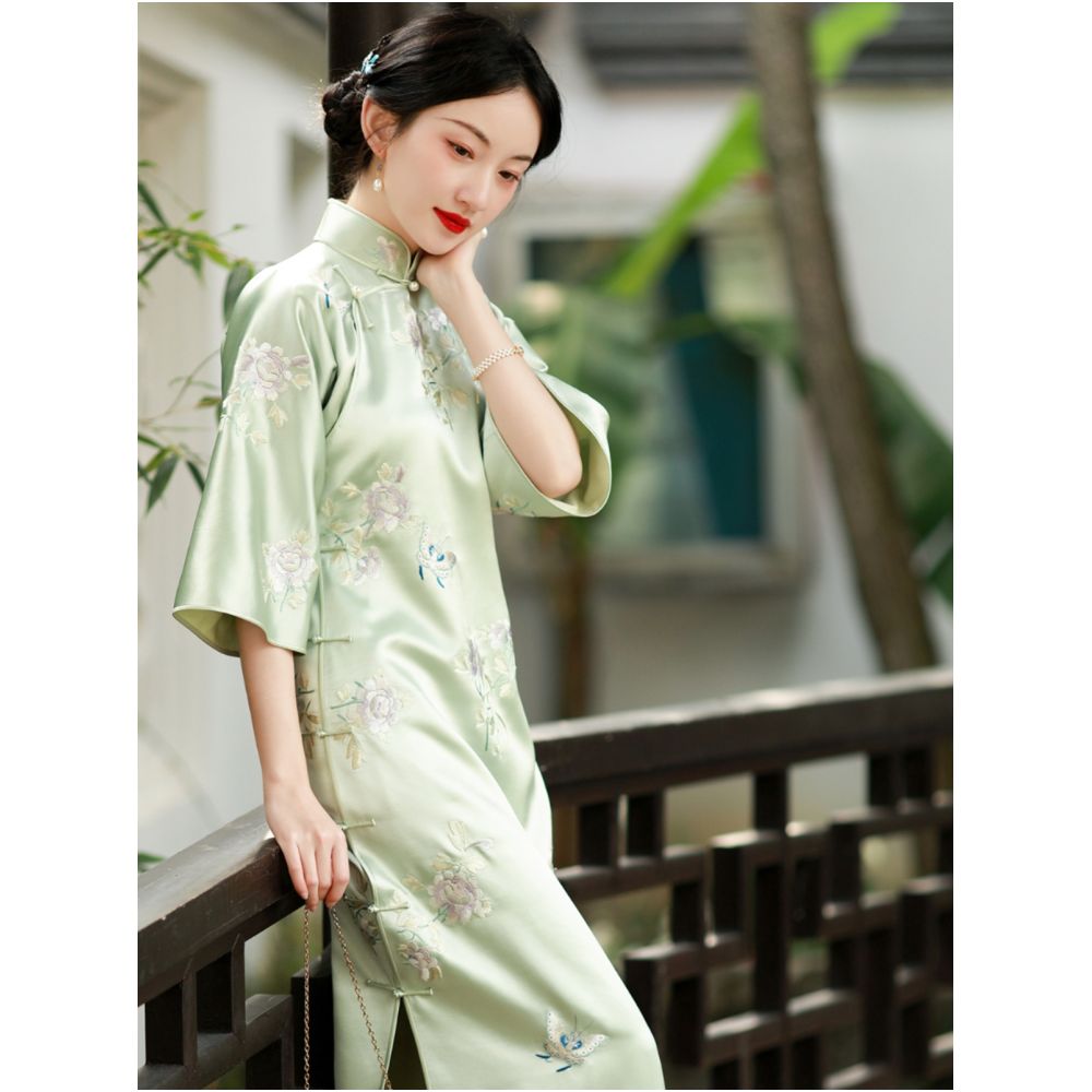 Mingzhi Qingxiao One City Wind Plush Acetic Acid Satin Elegant Embroidered Inverted Big Sleeve Cheongsam Skirt Young Style Daily image 1