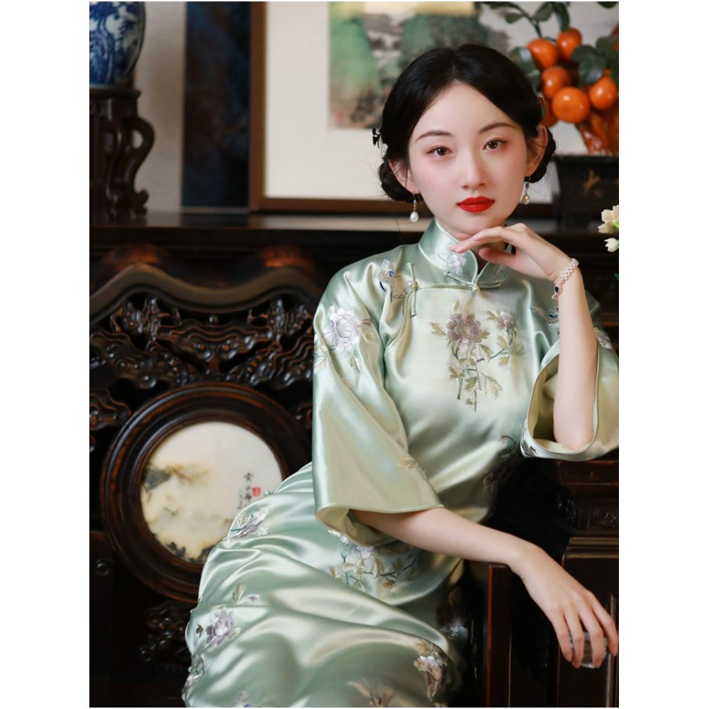 Mingzhi Qingxiao One City Wind Plush Acetic Acid Satin Elegant Embroidered Inverted Big Sleeve Cheongsam Skirt Young Style Daily image 2