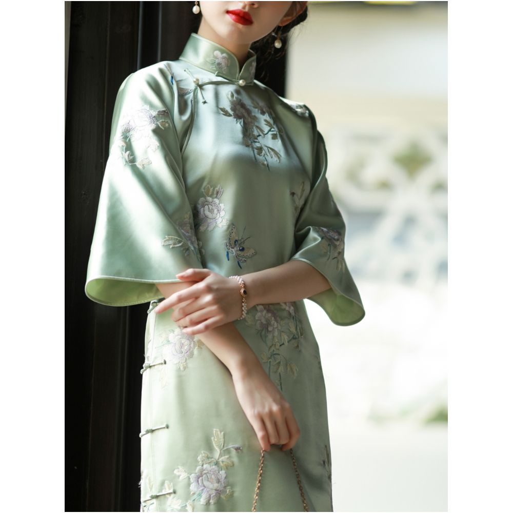 Mingzhi Qingxiao One City Wind Plush Acetic Acid Satin Elegant Embroidered Inverted Big Sleeve Cheongsam Skirt Young Style Daily image 3