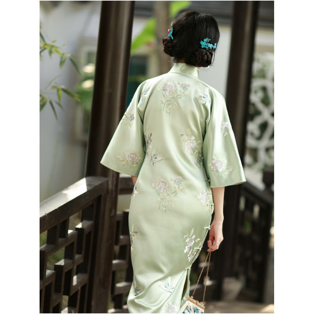 Mingzhi Qingxiao One City Wind Plush Acetic Acid Satin Elegant Embroidered Inverted Big Sleeve Cheongsam Skirt Young Style Daily image 4