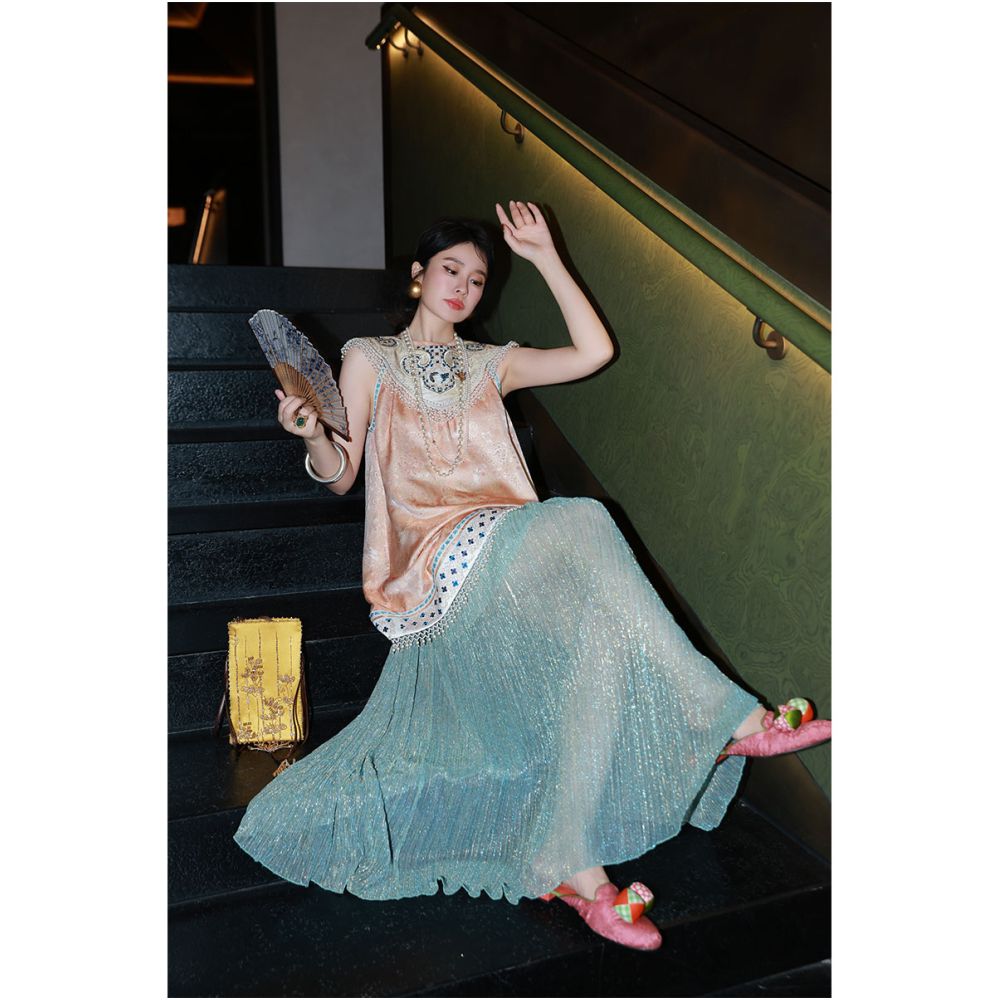 Dangdang Gilded Blue Melody Dream New Chinese Style Set Embroidered Cloud Shoulder Hanging Neck Top Bright Silk Folded Half Skirt image 2