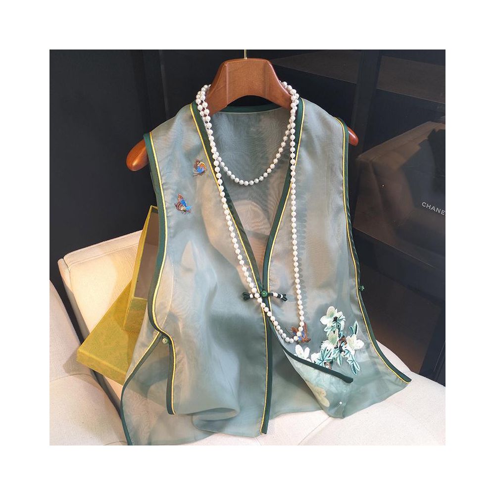 New Chinese style buckle vest top for women in autumn 2025 retro style improved embroidery sleeveless temperament worn with a vest image 7