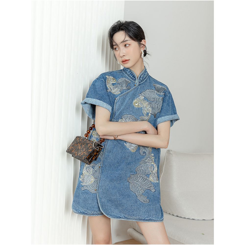 Retro Chinese style buckle cheongsam daily women s design niche fashion new Chinese style carp embroidery denim dress image 12