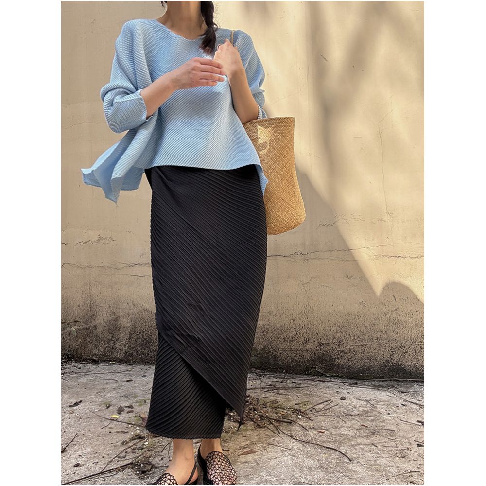 Three new Japanese high waisted round neck long sleeved pleated tops with staggered pleats and irregular commuting texture exuding a slimming temperament image 3