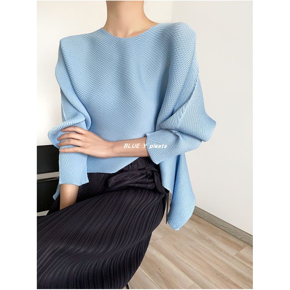 Three new Japanese high waisted round neck long sleeved pleated tops with staggered pleats and irregular commuting texture exuding a slimming temperament image 4