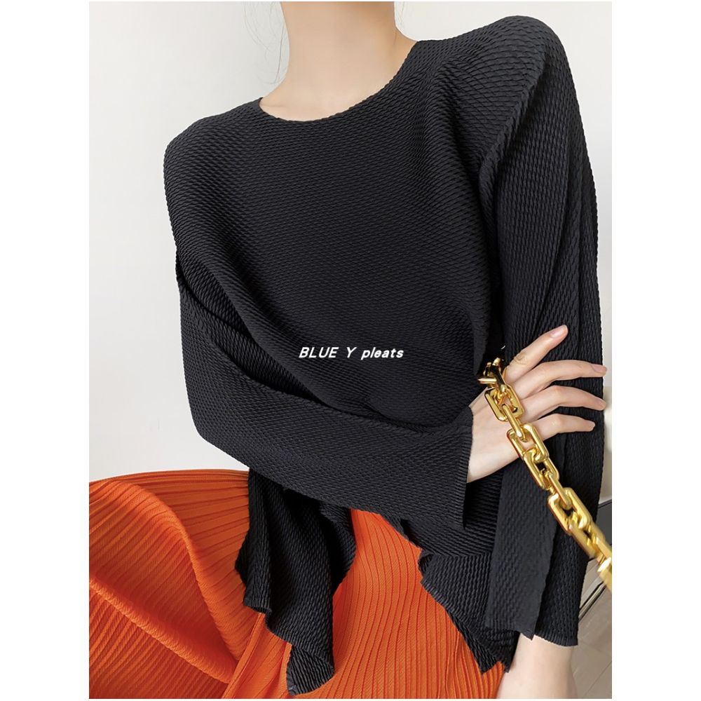 Three new Japanese high waisted round neck long sleeved pleated tops with staggered pleats and irregular commuting texture exuding a slimming temperament image 6