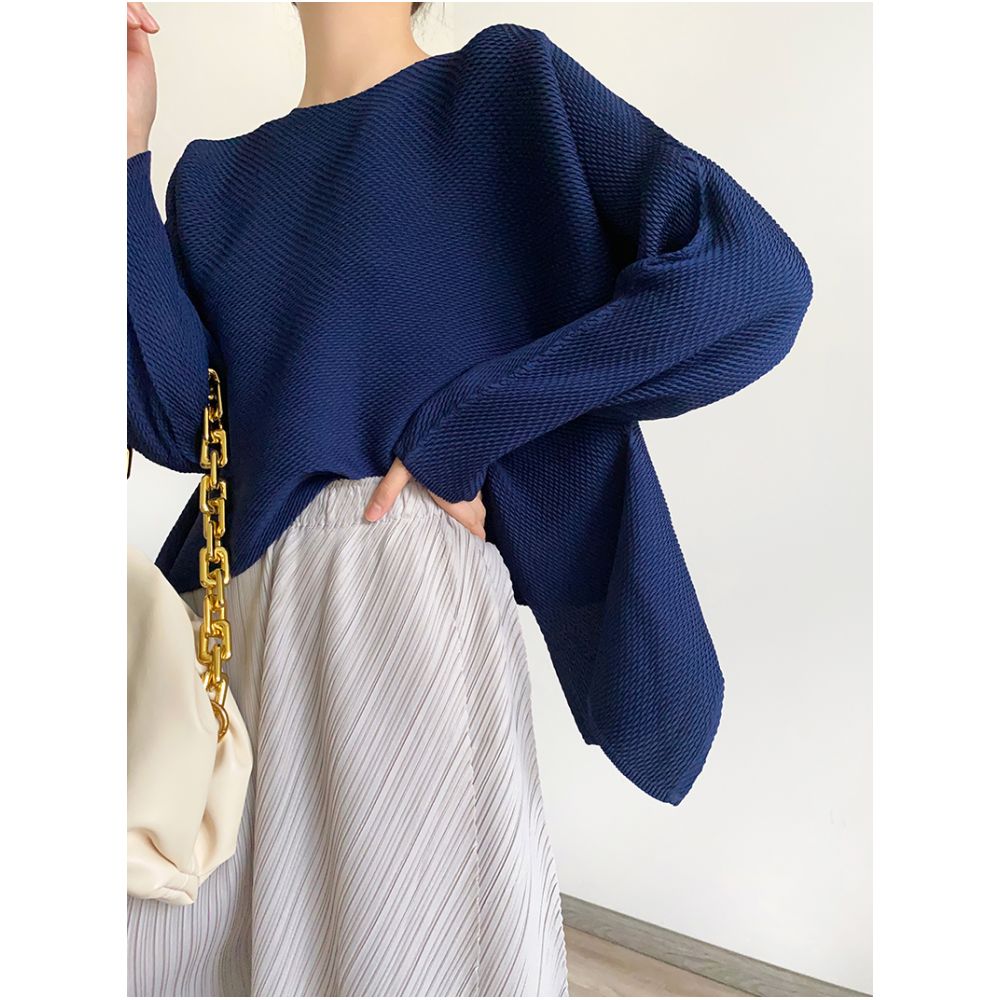 Three new Japanese high waisted round neck long sleeved pleated tops with staggered pleats and irregular commuting texture exuding a slimming temperament image 9