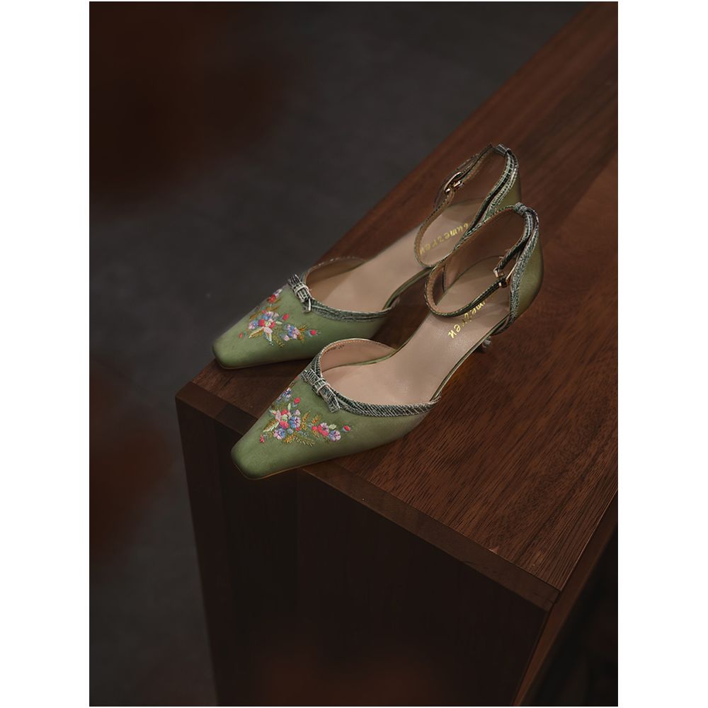 Queen Vintage Embroidered Chinese Style Series Lotus Purple Silk Embroidered Retro Square Head Low Heel Cheongsam Sandals image 0