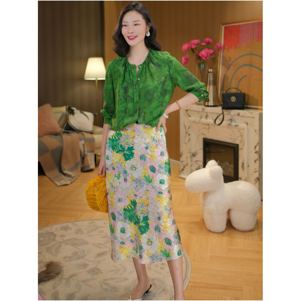 Guandong spot oil painting style colorful flowers three dimensional oblique cut acetic acid elastic waist fish tail half skirt foggy image 3