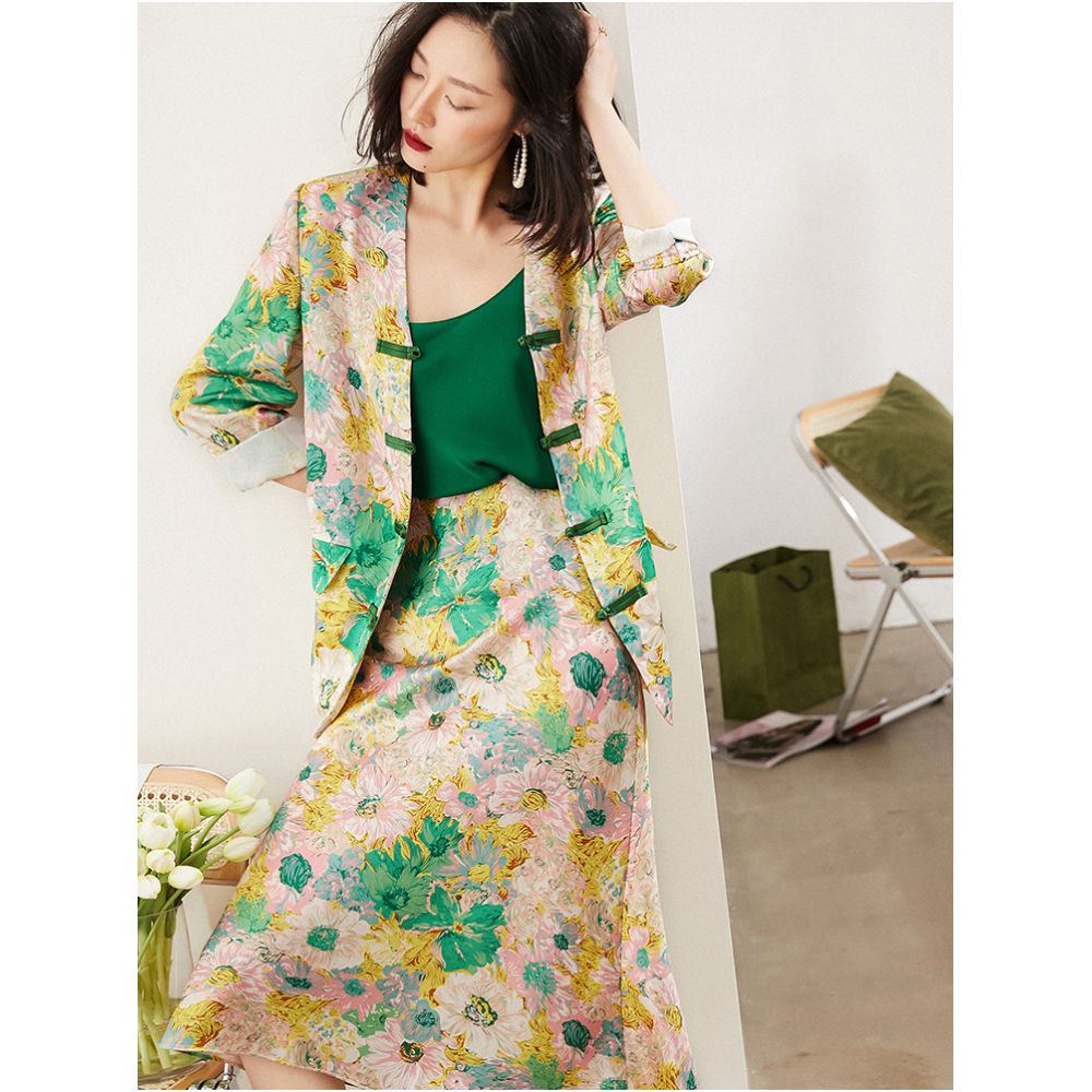 Guandong spot oil painting style colorful flowers three dimensional oblique cut acetic acid elastic waist fish tail half skirt foggy image 4