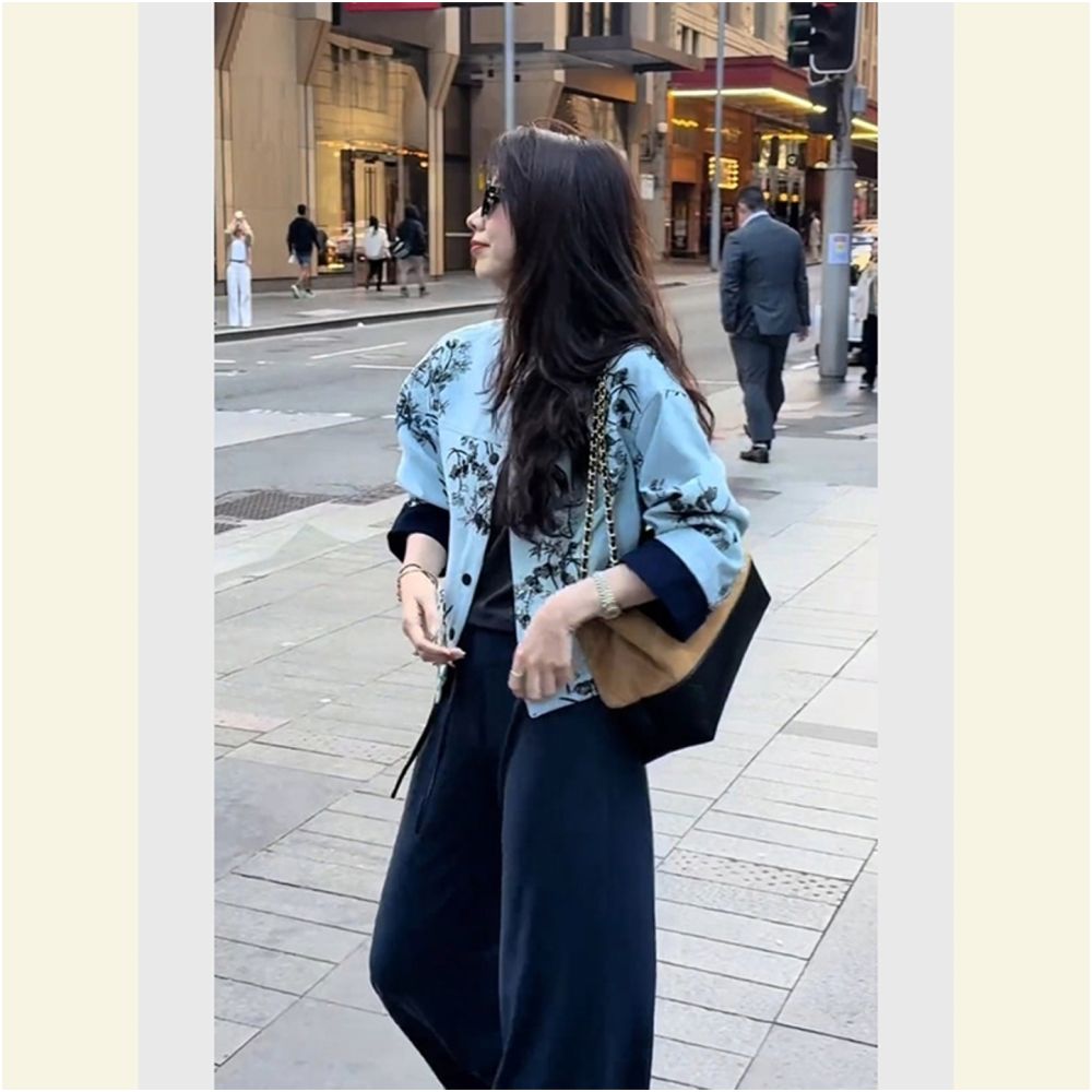 Great looking design sense top autumn new Chinese style unique and beautiful blue printed short denim jacket for women image 11