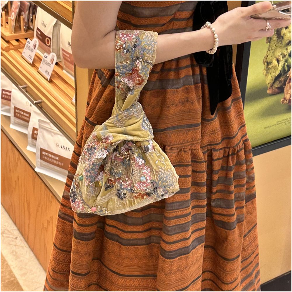 Original new Chinese style noble handmade silk velvet heavy embroidery handbag wrist bag image 3