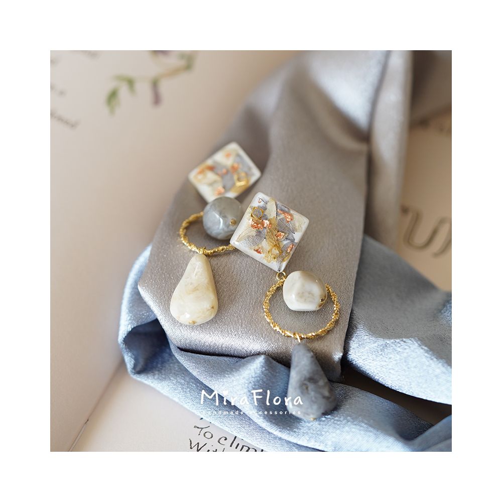 MiraFlora s original design is full of starry sky irregular stone asymmetrical real flower personalized ear clip earrings image 0