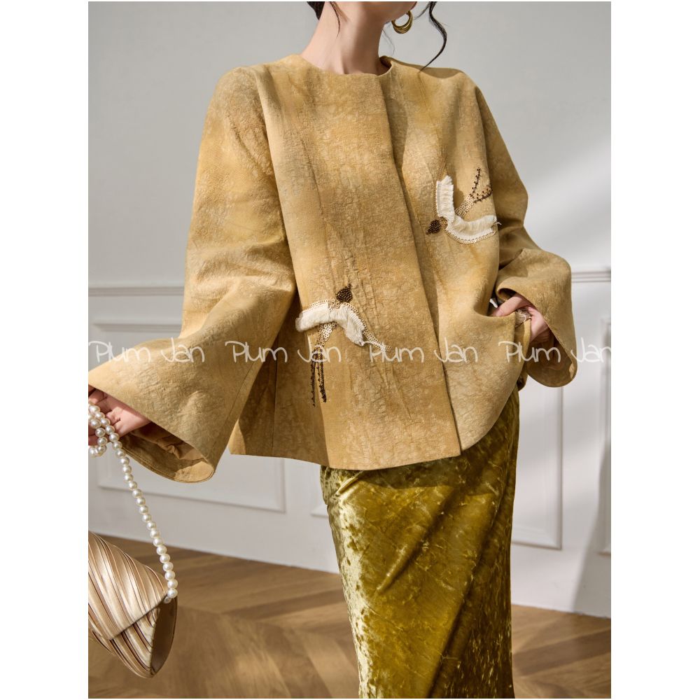 Plum Jan 2025 This year s popular hot style is very beautiful in the early autumn with a unique coat and a small swallow silhouette top image 6