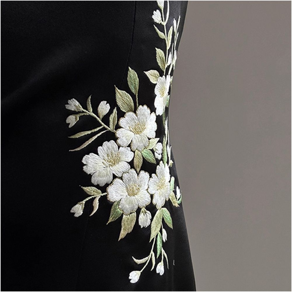 New Chinese style improved cheongsam evening dress high end light luxury niche toast dress banquet satin embroidery halter neck dress image 5