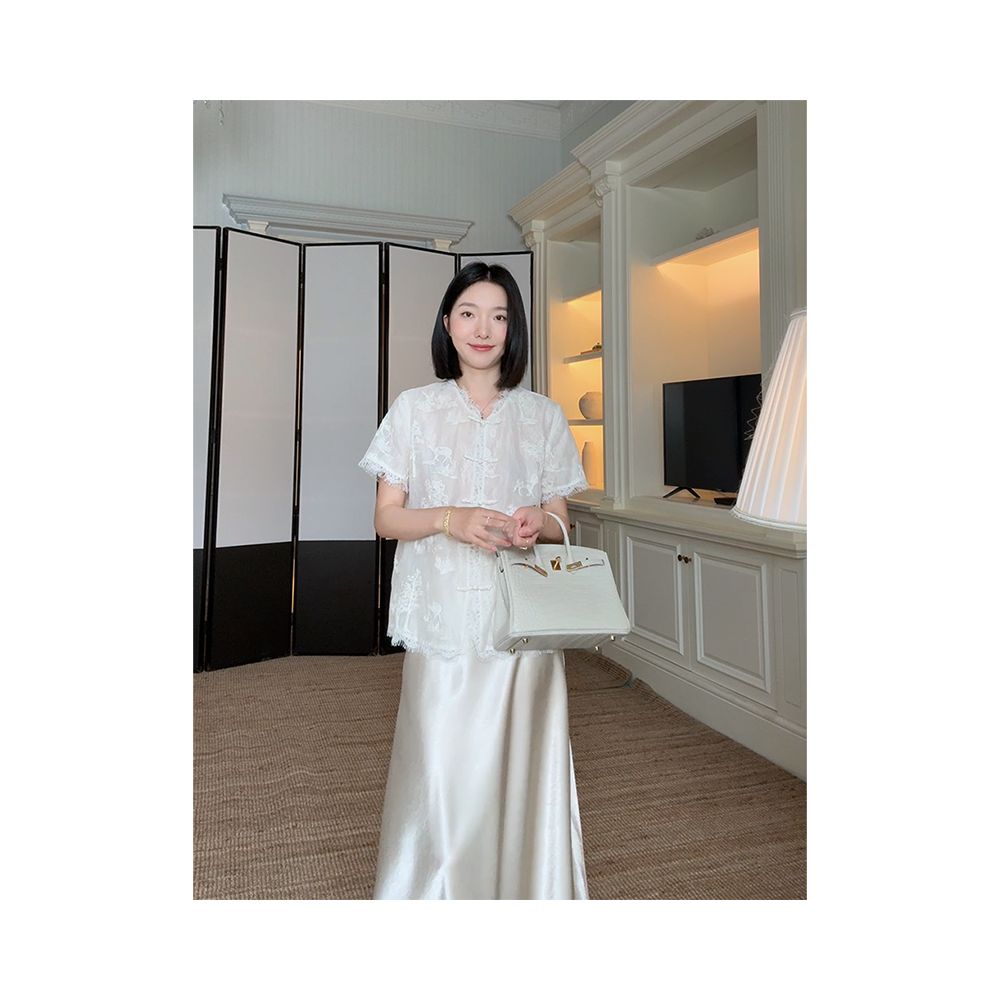Guo Jiuni s temperament is a new Chinese style slimming embroidered lace top that is versatile for summer She also has a slanted satin skirt image 10