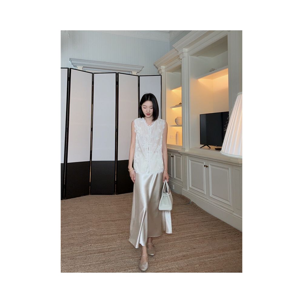 Guo Jiuni s temperament is a new Chinese style slimming embroidered lace top that is versatile for summer She also has a slanted satin skirt image 23