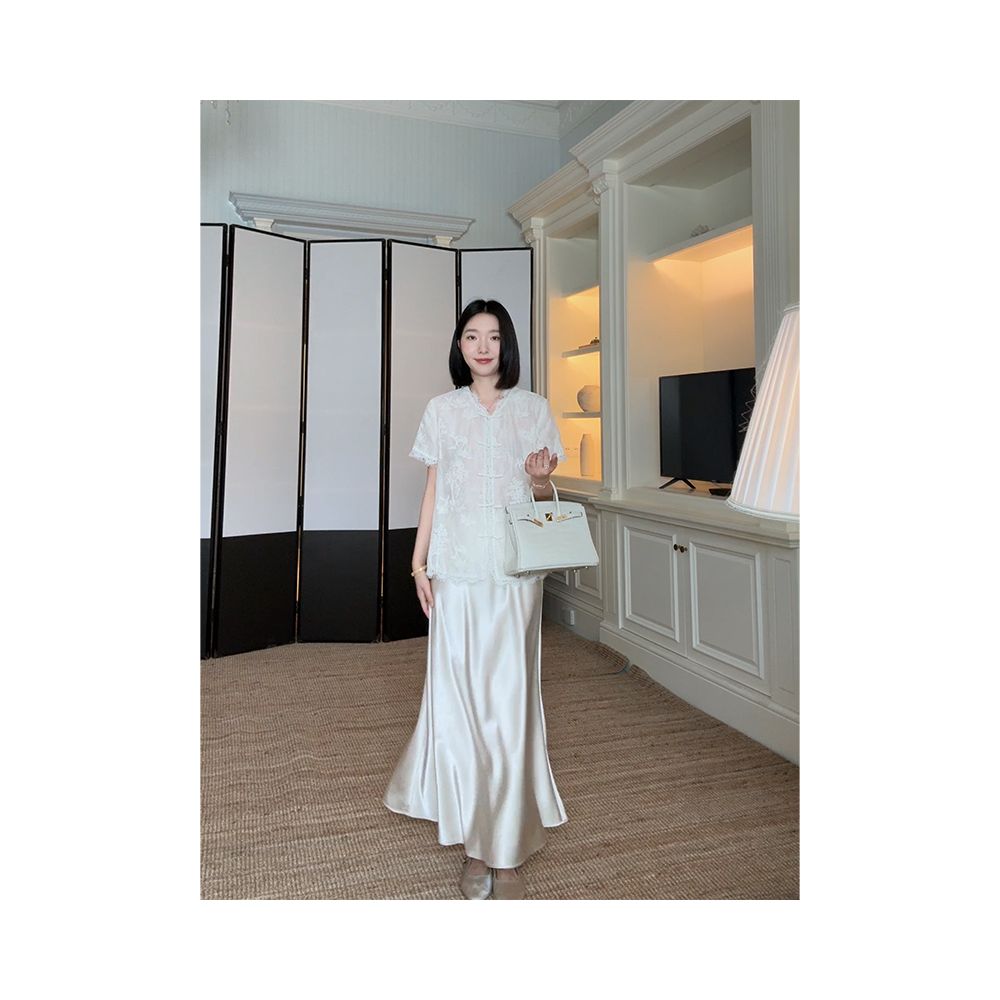 Guo Jiuni s temperament is a new Chinese style slimming embroidered lace top that is versatile for summer She also has a slanted satin skirt image 28