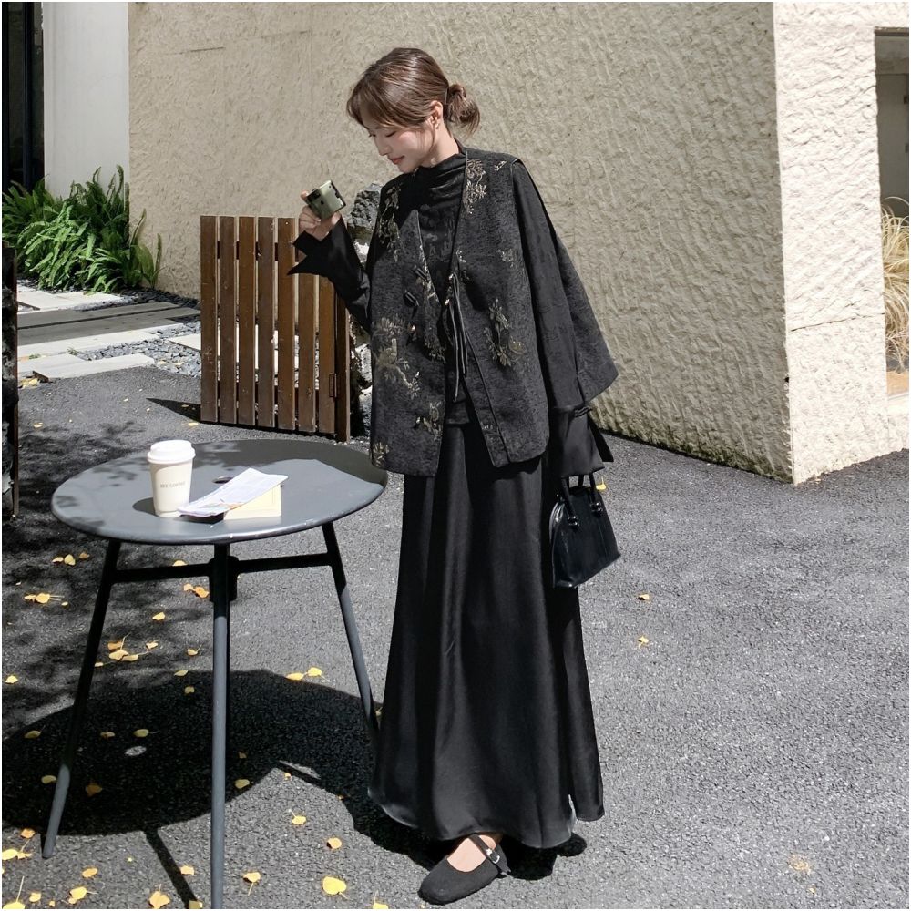 New Chinese style three piece buckle set for women in spring and autumn 2025 with a textured vest top and half body skirt image 9